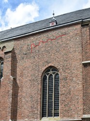 <p>Na de brand van 1701 werd de doopkapel aan de zuidzijde afgebroken en het achterliggende muurwerk hersteld. De bouwnaad en sporen van balkgaten (in rood weergegeven) tonen aan dat bij deze verbouwing het bovenliggende muurwerk ondersteund werd. </p>
